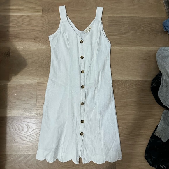 Elegant White Button-Down Dress - Picture 2 of 3